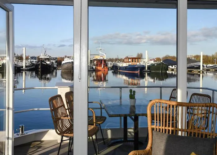 House Boat ماسترخت