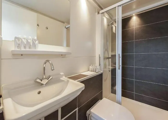 بوتيل House Boat 4*