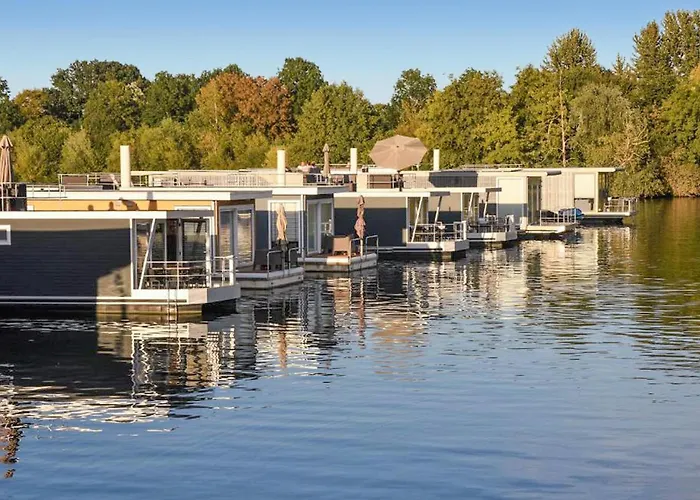 House Boat بوتيل